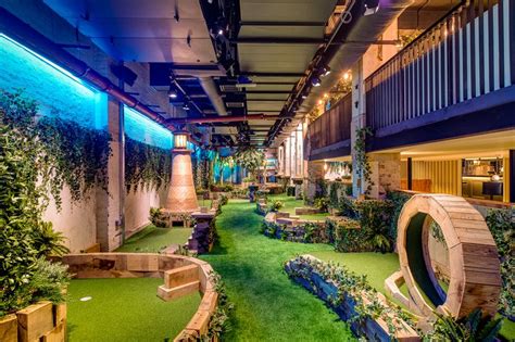 Crazy Golf in London City 